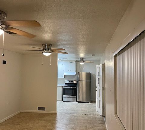 4th image of 3061 E Hammond Ave #105-1