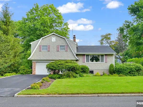 2 Clover Ct, Montvale, NJ 07645