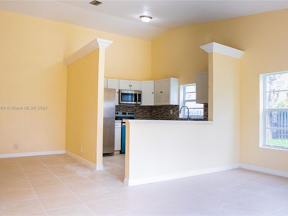 1st image of 10559 La Placida Dr N