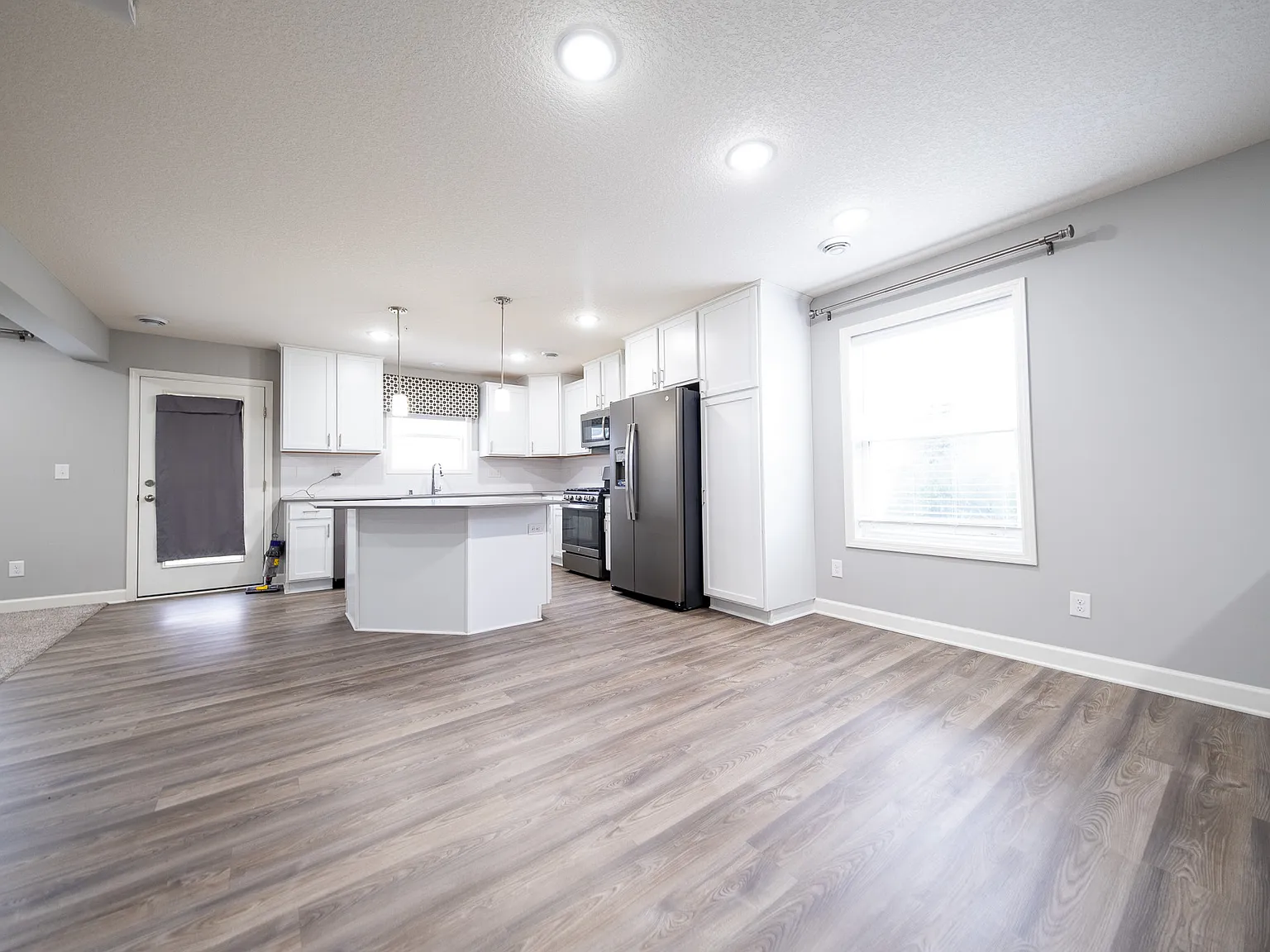 143rd Court East, Rosemount (1252) AB JS - 1 — Photo 4