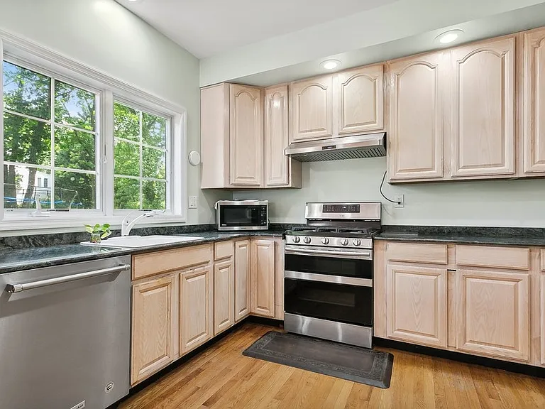 921 Shore Acres Dr — Photo 7