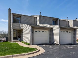 2836 Oak Meadow Ct, Dubuque, IA 52003
