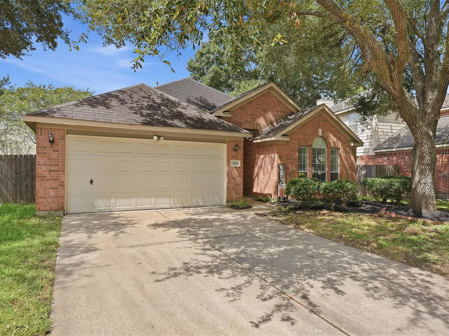 3 bed, 2.0 bath, 1850 sqft, $2,300 — Photo 2