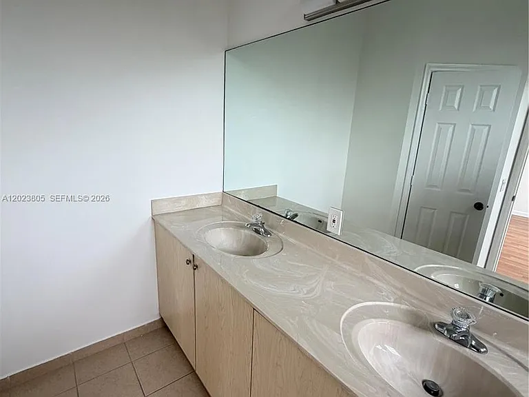 607 NE 21st Ter — Photo 13