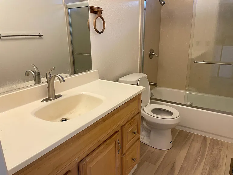 214 N Bayview Ave — Photo 4
