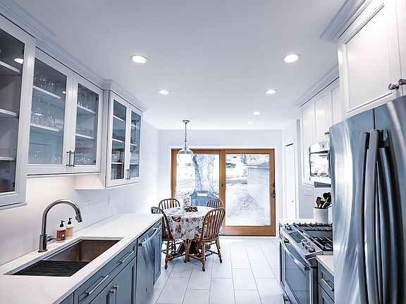 3rd image of 410 Orchid Ln N