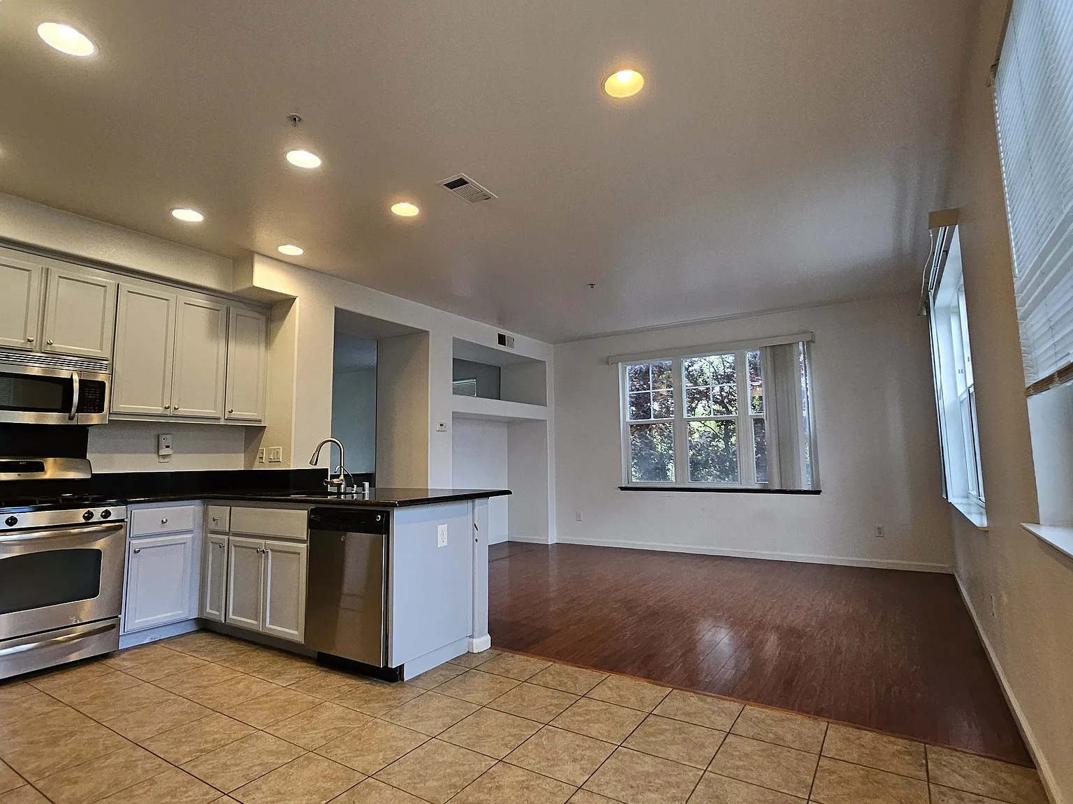 4 bed, 2.5 bath, 1954 sqft, $4,650 — Photo 4