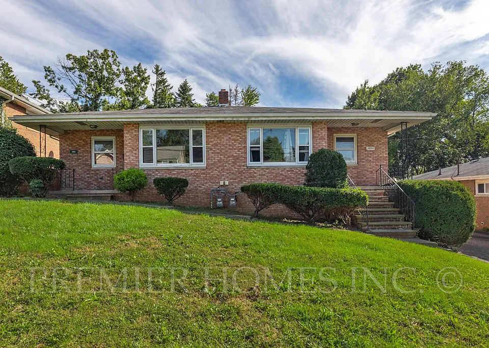1054 Saxon Ave