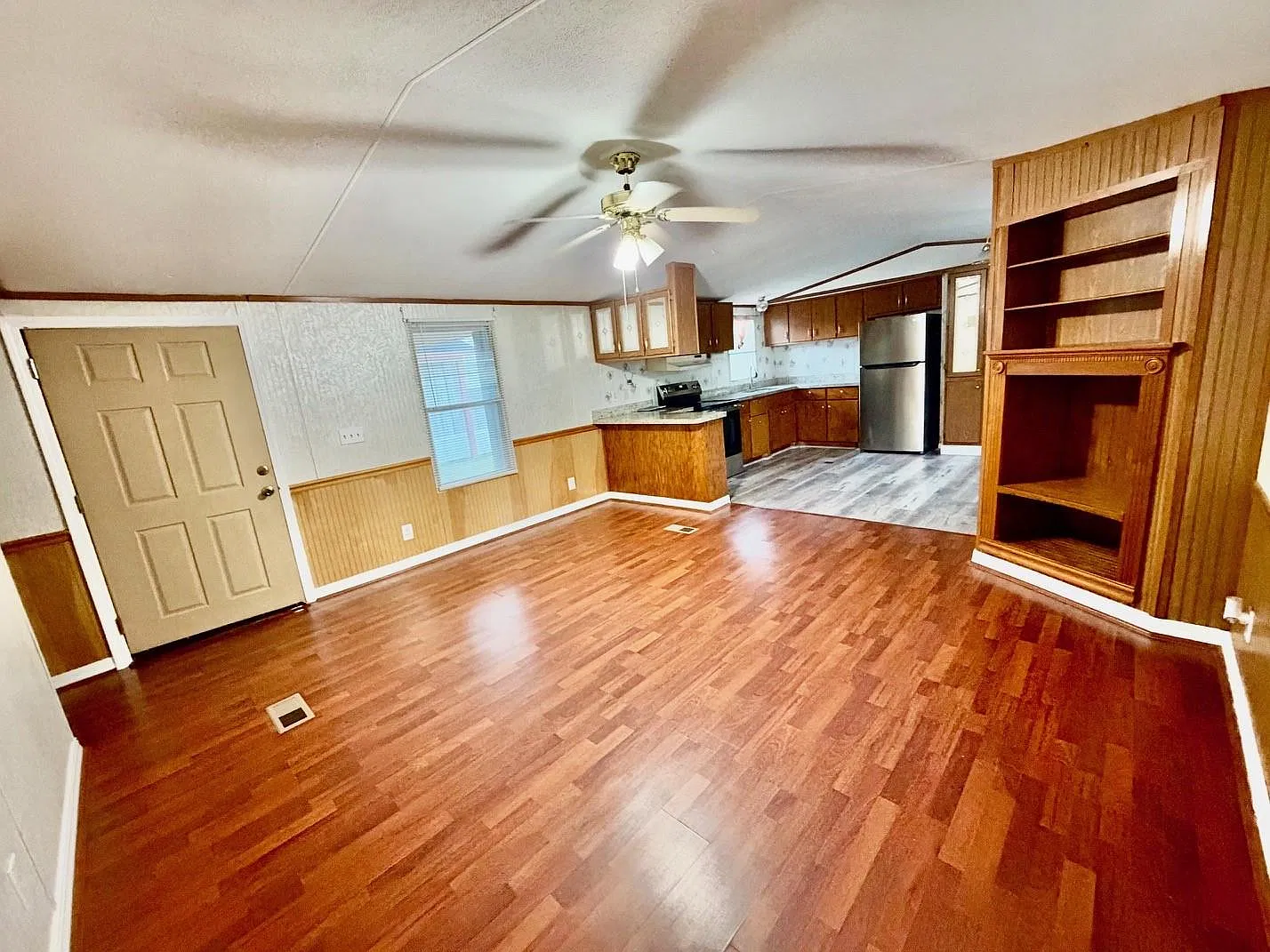 3 bed, 2.0 bath, 1280 sqft, $1,650 — Photo 2