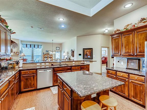 3rd image of 15 Tallwood Ln