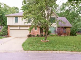 204 NW Redwood Ct, Lees Summit, MO 64064