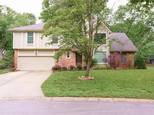 204 NW Redwood Ct, Lees Summit, MO 64064
