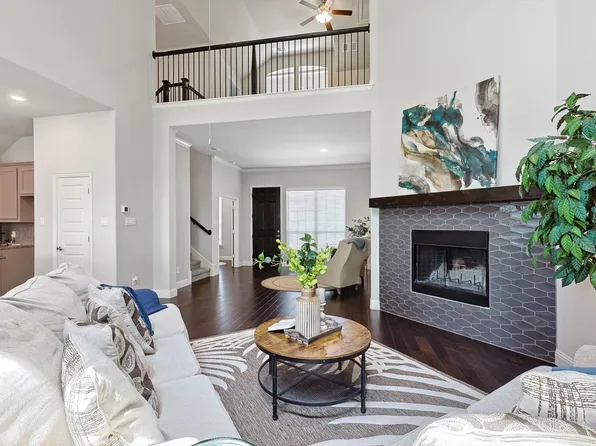 918 Michelle Dr, Midlothian, TX 76065