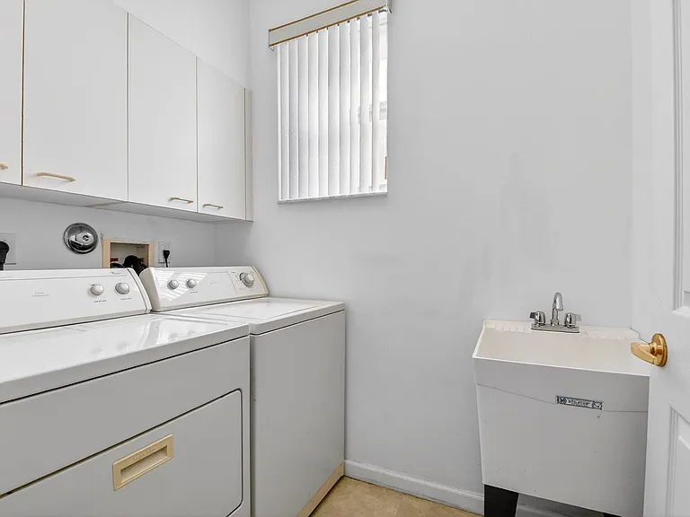 2431 Westmont Dr — Photo 34