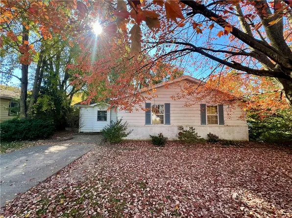 916 Blueridge Dr, Danville, IL 61832