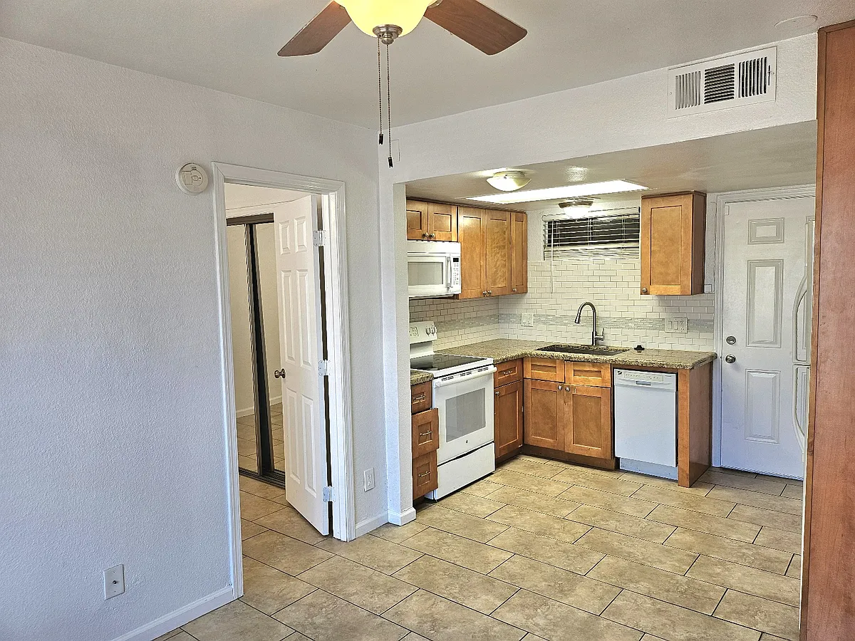 Building Photo - 4313 N 19th Ave #206