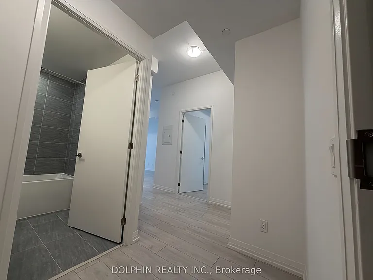 400 King St W #722 — Photo 3