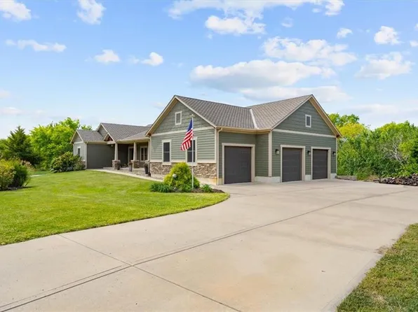 9220 Shorewood Dr, De Soto, KS 66018