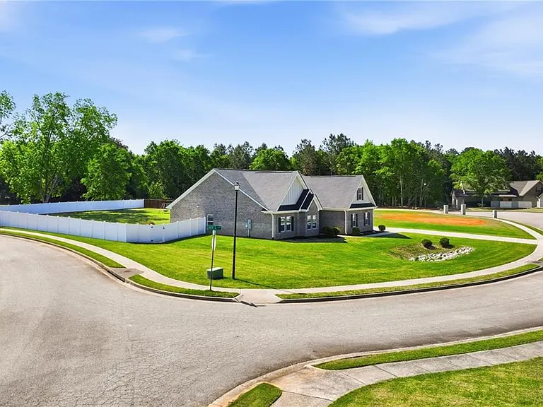 201 Cades Ct — Photo 37
