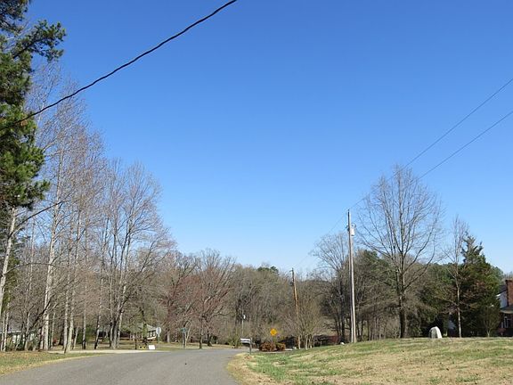4th image of 615 Hilltop Dr