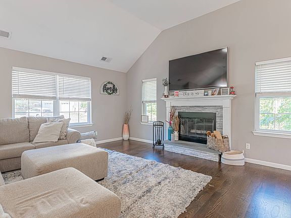 4th image of 38 Waring Dr