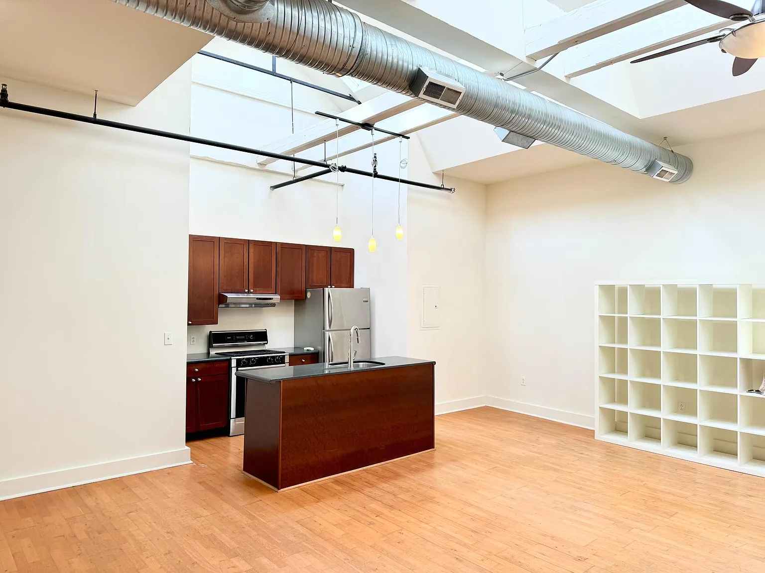 1 bed, 1070 sqft, $2,350 — Photo 2