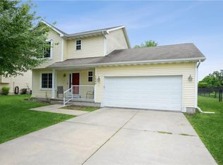1240 Sunset Dr, Carlisle, IA 50047