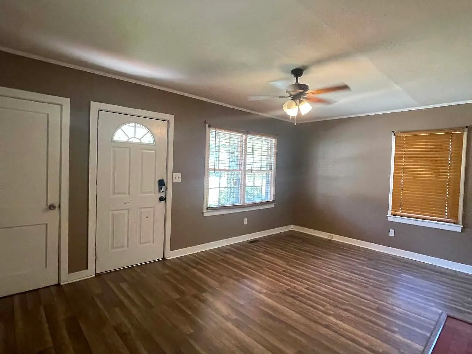 3 bed, 1.0 bath, 1242 sqft, $1,325 — Photo 3
