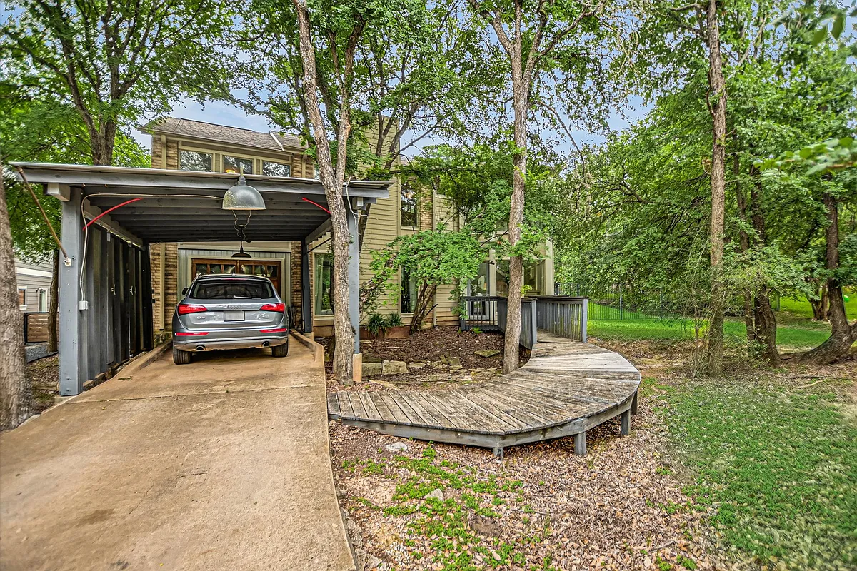 Building Photo - 2605 De Soto Dr