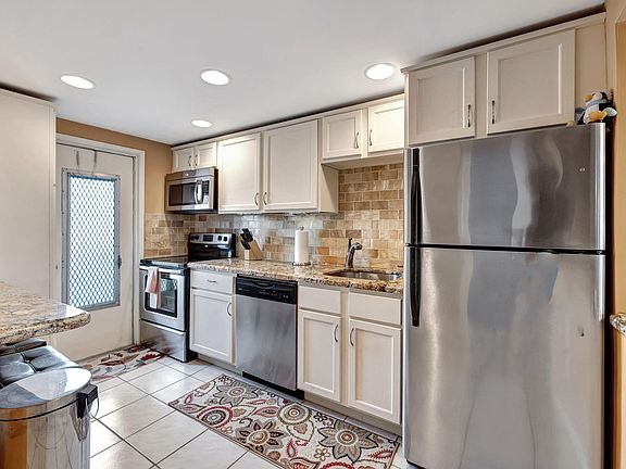 3rd image of 2350 NE 14th Street Cswy #2350-701