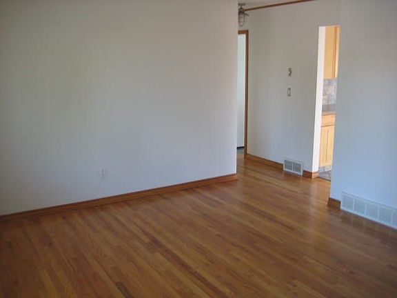 3rd image of 30059 Balmoral St