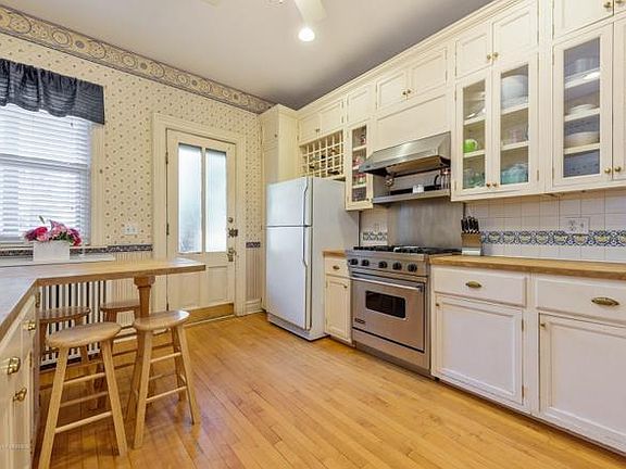 3rd image of 2821 N Burling St APT 1