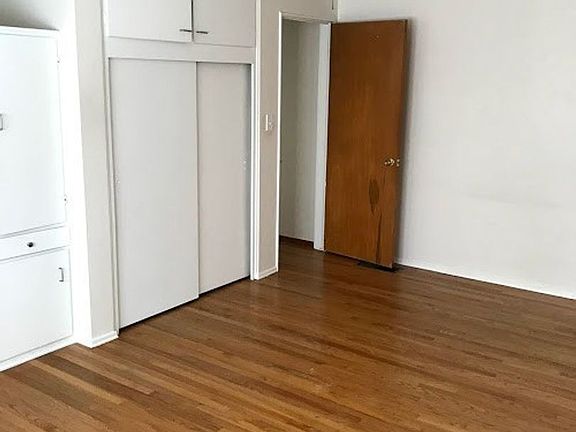 4th image of 3034 Columbia St