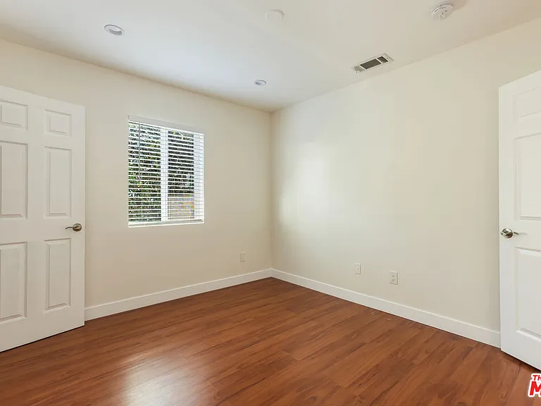 1206 N Beachwood Dr — Photo 24