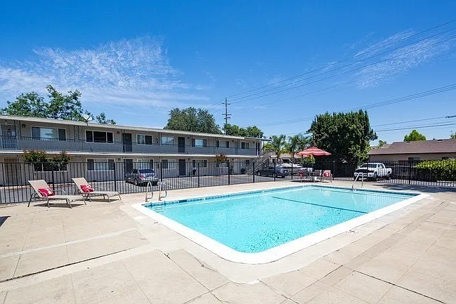 Sutter Apartments — Photo 3