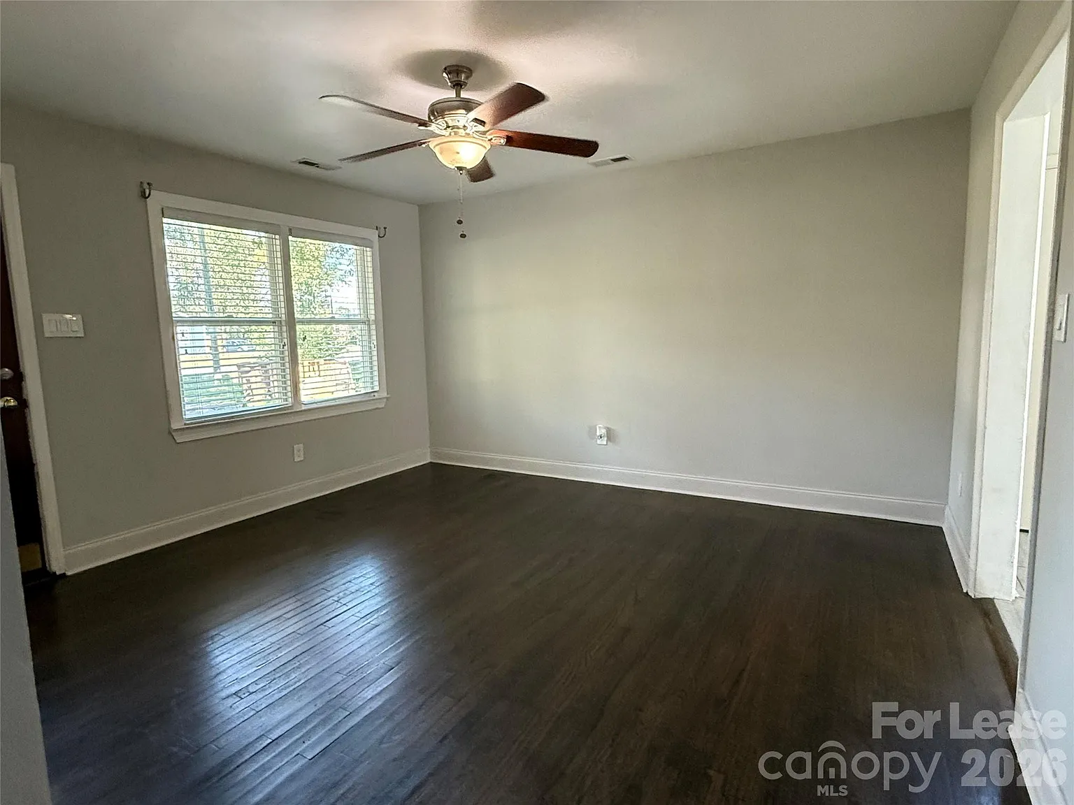3 bed, 1.0 bath, 1054 sqft, $1,600 — Photo 4