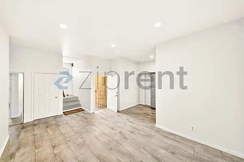 1122 Southkingsley Dr Photo 1