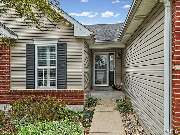 3rd image of 2398 Fountain Dr