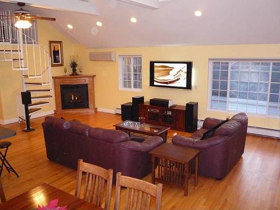 Great Room w Gas Fireplace