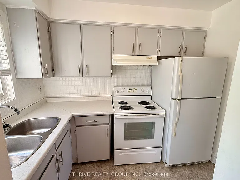 63 Toulon Cres — Photo 2