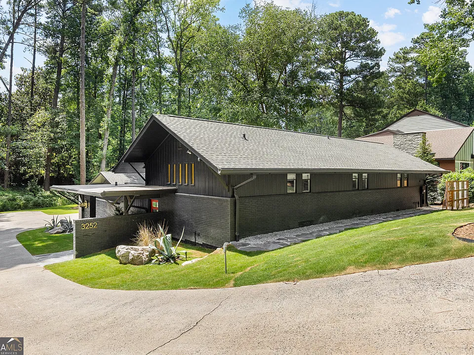 3252 W Roxboro Rd NE