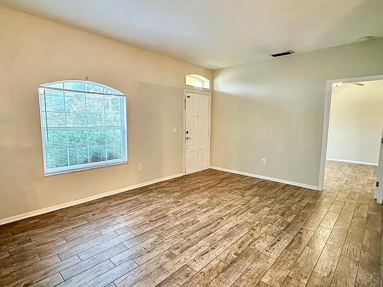 125 Whippoorwill Dr — Photo 3