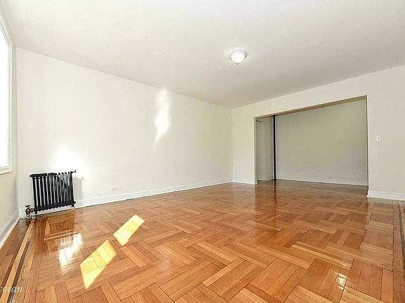 4th image of 655 Pelham Pkwy N APT 1F
