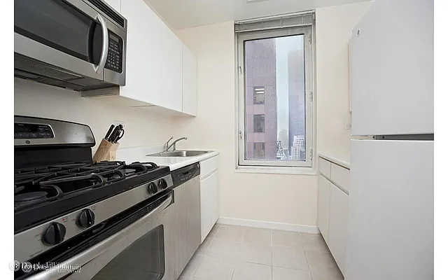 Rented by Douglas Elliman | media 14