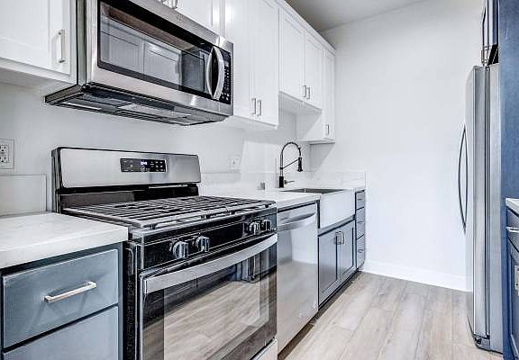 5th image of 624 W 83rd St #324-1/2