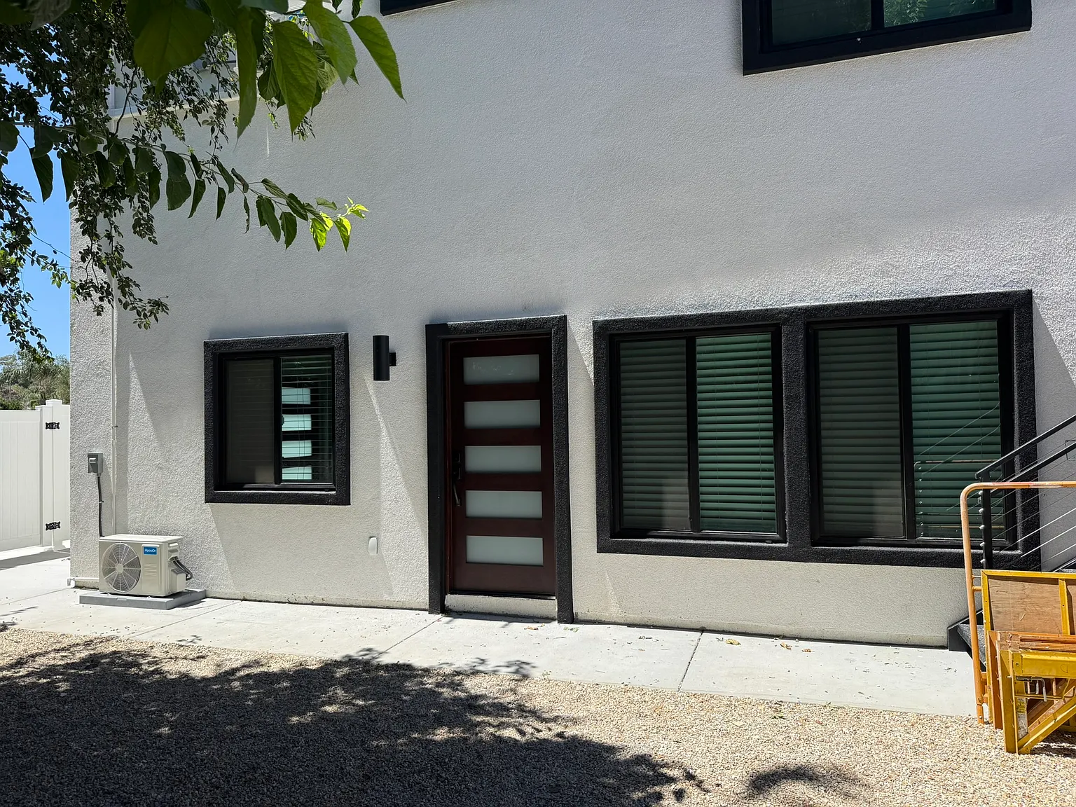 3 bed, 989 sqft, $3,200 — Photo 3