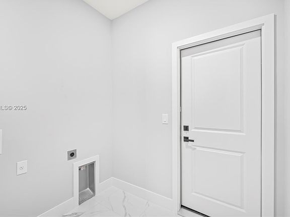 3rd image of 915 Mayfield Ave S