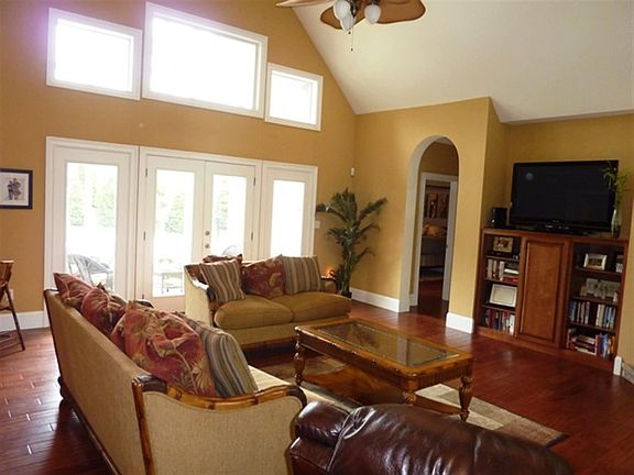 5th image of 413 Richmond Ct