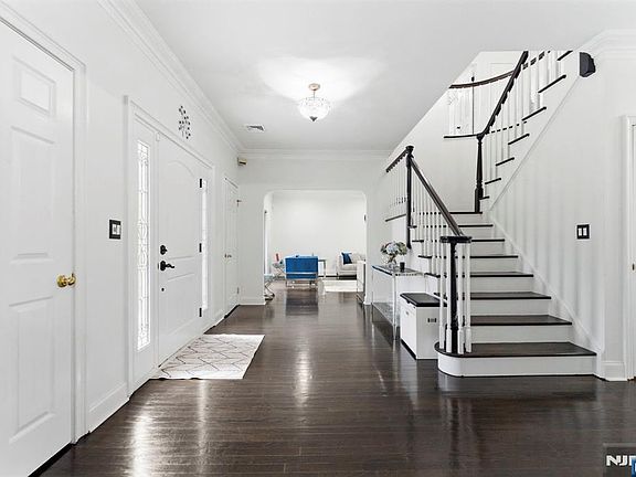 3rd image of 8 Danielle Dr