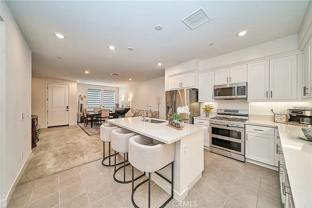 3 bed, 2.5 bath, 1739 sqft, $4,500 — Photo 1